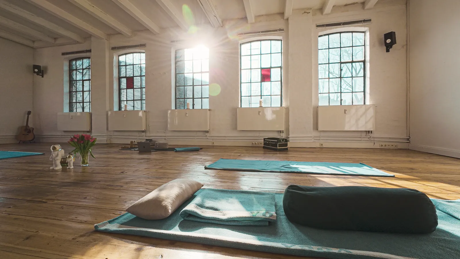 Der Raum im Breathwork Studio Hamburg in Ottensen: Holzdielen, Sprossenfenster, vorbereitete Matten